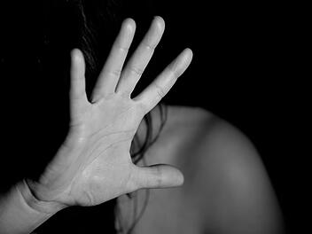 Bayreuth: Aggressiver 27-Jähriger verletzt Freundin - und beleidigt massiv Polizisten