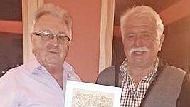 Vorsitzender Uwe Ossmann (links) mit Manfred Pichl, der zum Ehrenmitglied der Wanderfreunde ernannt worden ist