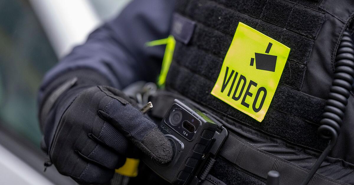 Get-teter-Zugbegleiter-Ermittler-werten-Videos-aus-Zug-aus