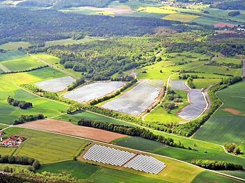 Großflächige Solaranlagen wie hier bei Ebern waren die Spezialität von Gehrlicher Solar. Nach der Insolvenz der deutschen Mutter wurde jetzt die amerikanische Tochter von einem US-Unternehmen übernommen. Foto: Archiv