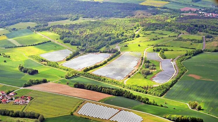 Großflächige Solaranlagen wie hier bei Ebern waren die Spezialität von Gehrlicher Solar. Nach der Insolvenz der deutschen Mutter wurde jetzt die amerikanische Tochter von einem US-Unternehmen übernommen. Foto: Archiv
