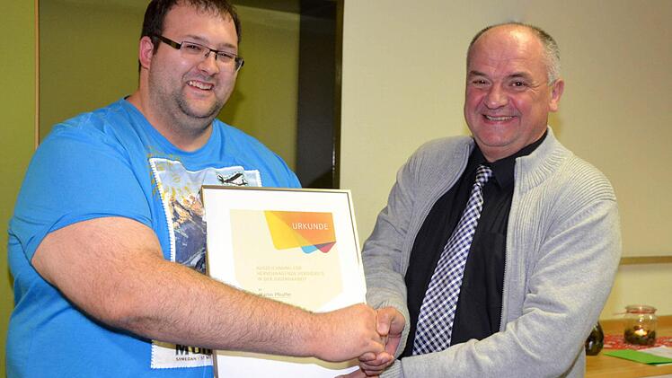 Nach 24 Jahren als Kreisjugendpfleger wechselt Martin Pfeuffer nahtlos in die Seniorenarbeit. Günter Schmidt, sein Nachfolger im Amt dankte ihm und überreichte Urkunde und Präsent.