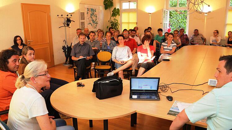 Dorfladen-Bürgersitzung im Rathaus von Leutenbach Foto: Franz Galster