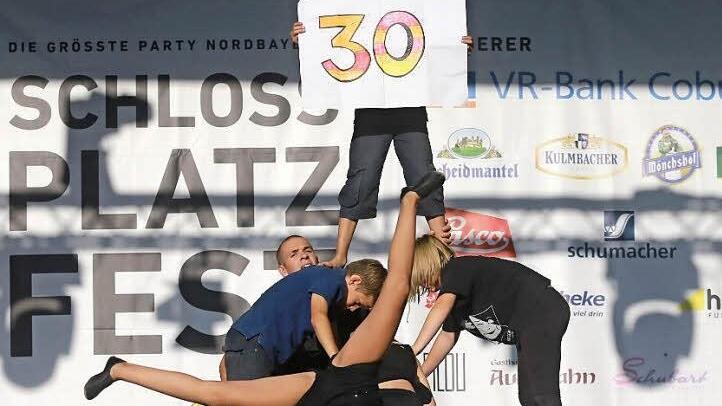 Akrobatisch präsentierten sich die Akteure des Kinder- und Jugendtheaters, rockig Gery & the Johnboys und relaxed nahmen es die ersten Besucher, die sich schon zwei Stunden vorher einen guten Platz sicherten.  Fotos: Timo Geldner