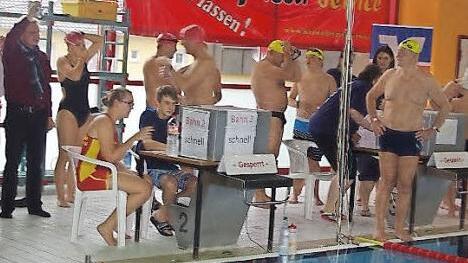 Kronachs Bürgermeister Wolfgang Beiergrößlein (l.) gab mit der Hupe den "Startschuss" für das 24-Stunden-Schwimmen. Foto: Heike Schülein