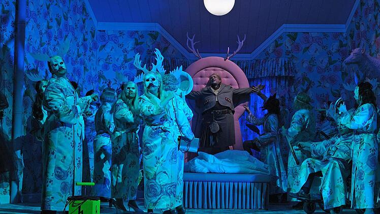 Szene aus der Neuinszenierung von Otto Nicolais "Die lustigen Weiber von Windsor" am Landestheater Coburg. Foto: Andrea Kremper