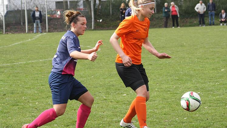 Frauenaurach (blaue Trikots) erkämpfte sich ein 2:2 gegen den favorisierten TSV Brand.