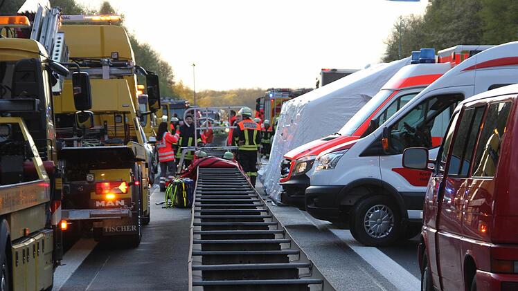 An der Mittelschutzplanke: Beide Fahrbahnen waren mehrere Stunden gesperrt. Auf der Fahrbahn Richtung Bamberg (links) waren die Kollisionen passiert, auf der Gegenfahrbahn stellten die Einsatzkräfte ein Zelt auf, um die Unfallbeteiligten und auch eigene Helfer zu betreuen.