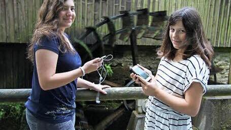Wanderer sehen im Steinachtal einfach nur ein hübsches Mühlrad, doch tatsächlich ist die Schneidmühle ein Pokestopp, fanden Karin Velasco und Bonny Adam bei ihrer Pokemon-Jagd heraus.