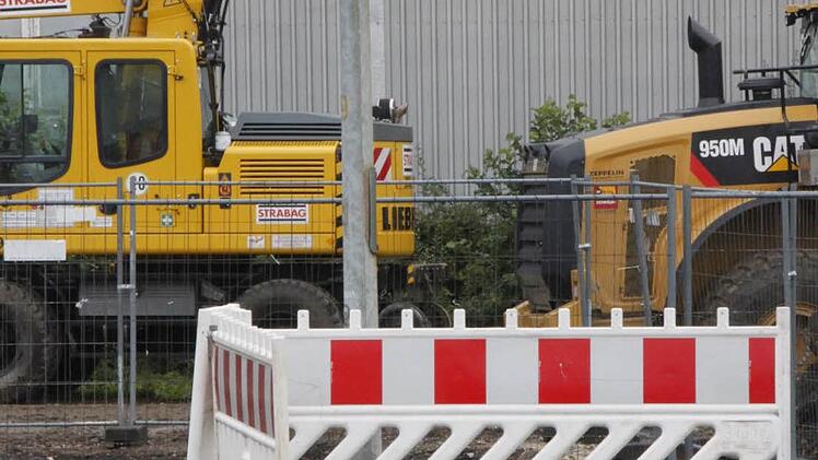 Am Forchheimer Bahnhof wird überall gebaut. Bagger und Baustellenschilder bestimmen das Bild. Foto: Jennifer Hauser