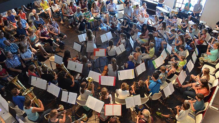 Fünf Gruppen der Höchstadter Musikschule mit 65 Musikern spielten beim Sommerkonzert 2016 gemeinsam. Foto: Larissa Händel