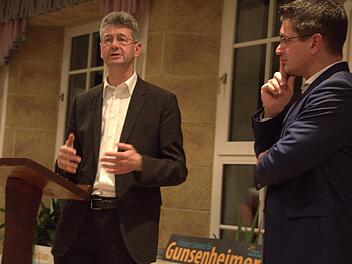 Um die Digitalisierung der Schulen und die berufliche Ausbildung ging es bei einem Besuch des bayerischen Kultusministers Michael Piazolo (links) in Seßlach. Eingeladen hatten den FW-Politiker Landratskandidat Christian Gunsenheimer (rechts) und Bürgermeisterkandidat Maximilian Neeb.Bettina Knauth
