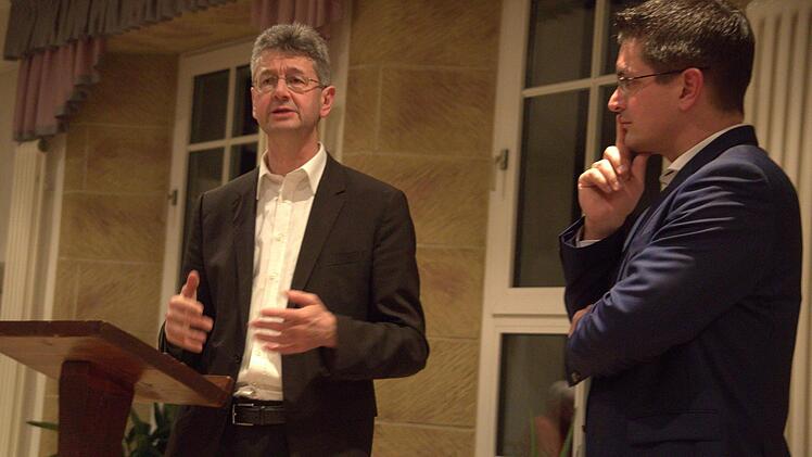 Um die Digitalisierung der Schulen und die berufliche Ausbildung ging es bei einem Besuch des bayerischen Kultusministers Michael Piazolo (links) in Seßlach. Eingeladen hatten den FW-Politiker Landratskandidat Christian Gunsenheimer (rechts) und Bürgermeisterkandidat Maximilian Neeb.Bettina Knauth