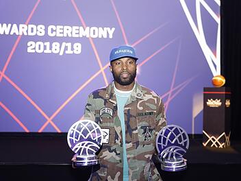 Tyrese Rice von Brose Bamberg mit seinen beiden Auszeichnungen der Basketball-Champions League. Foto: Daniel Löb