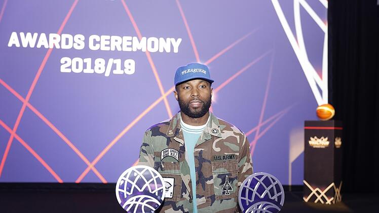 Tyrese Rice von Brose Bamberg mit seinen beiden Auszeichnungen der Basketball-Champions League. Foto: Daniel Löb