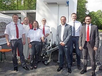 Sie weihten den Kühlanhänger für die BRK-Bereitschaft Froschgrund ein: Claus Weigand, Stephan Will, Ivonne Schüppler, Udo Hoppe, Sebastian Straubel, Marco Steiner und Stefan Schneyer (von links).  Foto: Doris Weidner
