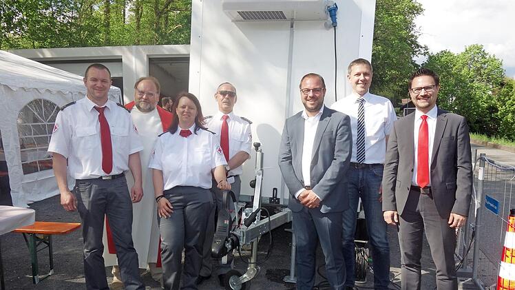 Sie weihten den Kühlanhänger für die BRK-Bereitschaft Froschgrund ein: Claus Weigand, Stephan Will, Ivonne Schüppler, Udo Hoppe, Sebastian Straubel, Marco Steiner und Stefan Schneyer (von links).  Foto: Doris Weidner