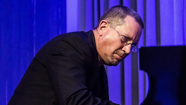 Einen eindringlichen Klavierabend gestaltete der Pianist und Komponist Chris Jarrett bei "Leise am Markt".Foto: Jochen Berger