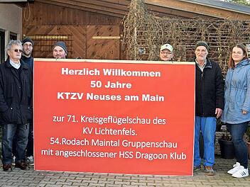Alle Vorbereitungen sind beim Kleintierzuchtverein von Neuses am Main abgeschlossen, so dass die Verantwortlichen mit ihrem Schirmherrn und Kreisehrenvorsitzenden Heinrich Popp (links) der Rassegefl&uuml;gelschau gelassen entgegensehen k&ouml;nnen. Foto: Dieter Radziej