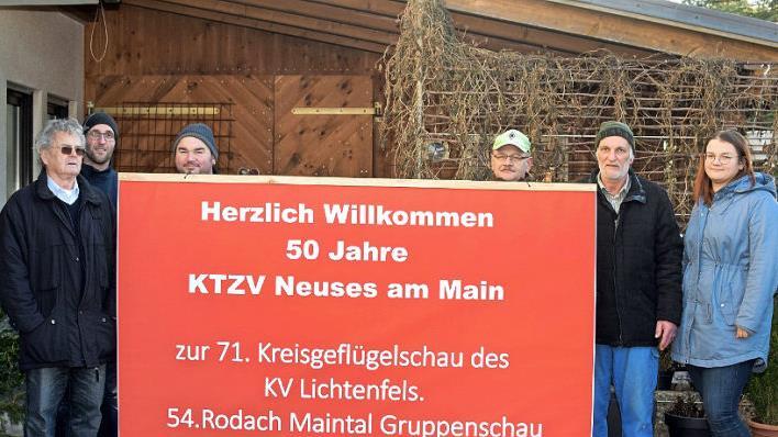Alle Vorbereitungen sind beim Kleintierzuchtverein von Neuses am Main abgeschlossen, so dass die Verantwortlichen mit ihrem Schirmherrn und Kreisehrenvorsitzenden Heinrich Popp (links) der Rassegefl&uuml;gelschau gelassen entgegensehen k&ouml;nnen. Foto: Dieter Radziej