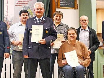 Der Zweite Vorsitzende Sebastian Bail (links) und der Vorsitzende Rolf Bergmann (rechts) ehrten für langjährige Mitgliedschaft im Feuerwehrverein Kirchehrenbach (von links): Josef Schilasky, Ernst Neuner, Georg Gebhardt, Hubert Batz und Heinz Gengler. Foto: Feuerwehr/Vanessa Gebhard