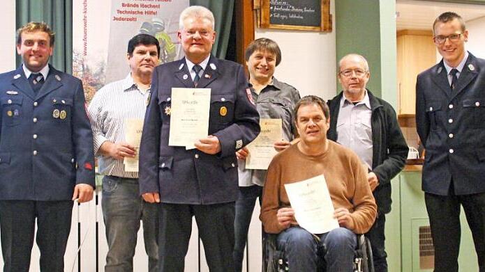 Der Zweite Vorsitzende Sebastian Bail (links) und der Vorsitzende Rolf Bergmann (rechts) ehrten für langjährige Mitgliedschaft im Feuerwehrverein Kirchehrenbach (von links): Josef Schilasky, Ernst Neuner, Georg Gebhardt, Hubert Batz und Heinz Gengler. Foto: Feuerwehr/Vanessa Gebhard