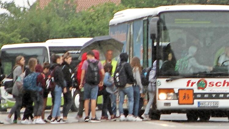 Abstand halten soll jetzt auch beim Einsteigen gelten. Dieses Bild entstand aber vor der Corona-Krise auf dem Parkplatz des Regiomontanus-Gymnasiums in Haßfurt. Fotos: Günther Geiling