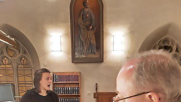 Marius Popp begleitete Kora Pavelic (im Hintergrund) an der Orgel.