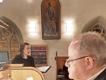 Marius Popp begleitete Kora Pavelic (im Hintergrund) an der Orgel.