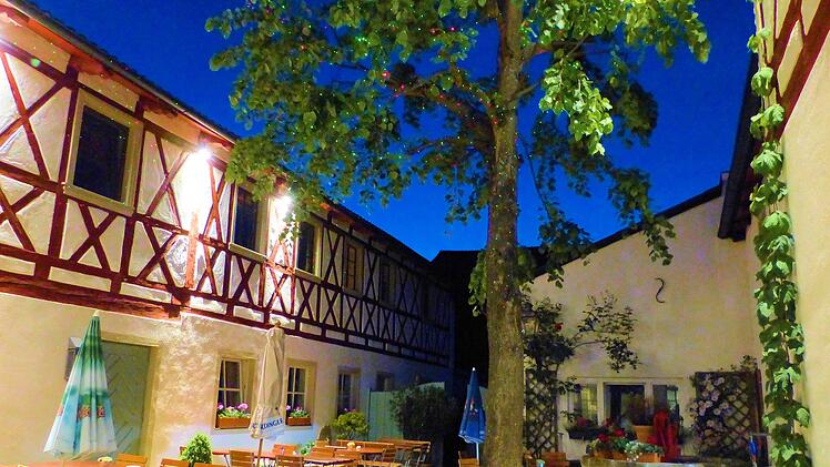 Der Gasthof Goldener Anker in Sche&szlig;litz l&auml;dt mit seinem gem&uuml;tlichen Innenhof zu einer entspannten Einkehr ein.