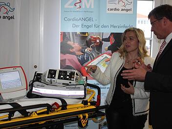 Fachgespräch: Die Ärztin und Politikerin Melanie Huml und der Neurologe Professor Bernd Griewing sind von den Vorteilen von Cardio Angel überzeugt. Die schnelle Übermittlung wichtiger Daten kann bei Herzinfarkten Leben retten.  Foto: Bartl