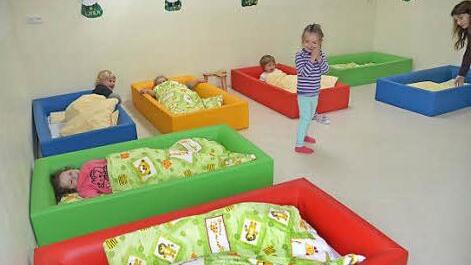 Im neuen Schlafraum befinden sich kuschelige Betten für die Pinguingruppe.