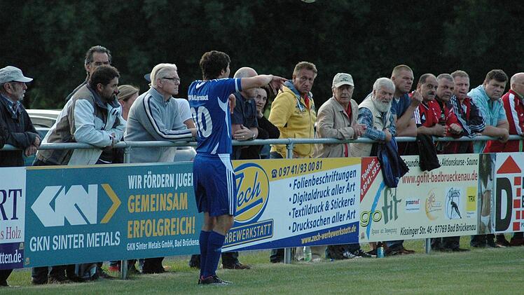 Szene aus dem Eröffnungsspiel zwischen dem SV Riedenberg (grünes Trikot) und dem TSV Münnerstadt (3:1). Foto: Sebastian Schmitt