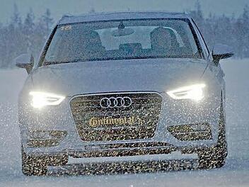 Nicht erst bei Schnee und Eis, sondern bereits bei niedrigen Temperaturen sind auch allradgetriebene Fahrzeuge auf Winterreifen sicherer unterwegs.  Fotos: djd/Continental