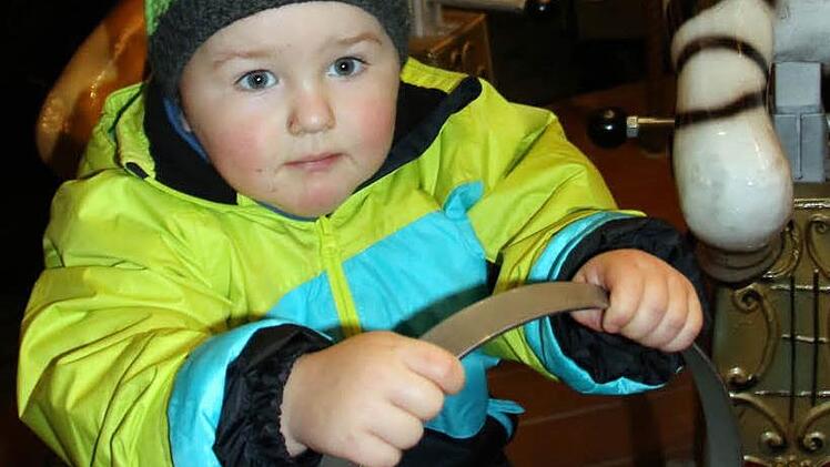 Hier zeigt vielleicht der künftige Formel-1-Weltmeister auf dem Kinderkarussell sein fahrerisches Können.