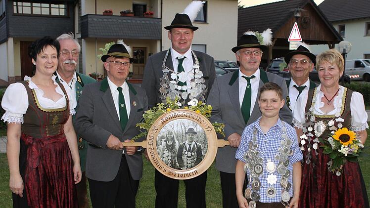 Das Tschirner Königshaus (von links) mit der 2. Vorsitzenden Tatjana Daum, Dritten Gauschützenmeister Hans-Georg Rebhan, 2. Ritter Klaus Böhnlein, Schützenkönig Daniel Daum, 1. Ritter Josef Rebhan, Jungschützenkönig Nils Grüdl, Vorsitzende Wolfgang Punzelt und Damenkönigin Roswitha Punzelt. Foto: Michael Wunder