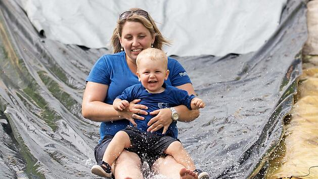 Bei den Kleinsten sorgte die Mama f&uuml;r Sicherheit auf der Wasserrutsche.  Fotos: Klaus Gagel