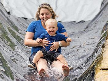Bei den Kleinsten sorgte die Mama für Sicherheit auf der Wasserrutsche.  Fotos: Klaus Gagel