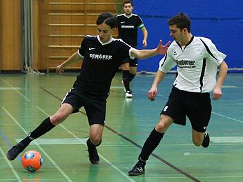 Der DJK-SV Neufang (weiße Trikots) und die SG Neukenroth trafen beim Hallensparkassencup der A-Junioren in Kronach aufeinander. Am Samstag spielen sie zusammen in einer Gruppe. Foto: Lisa Hümmer