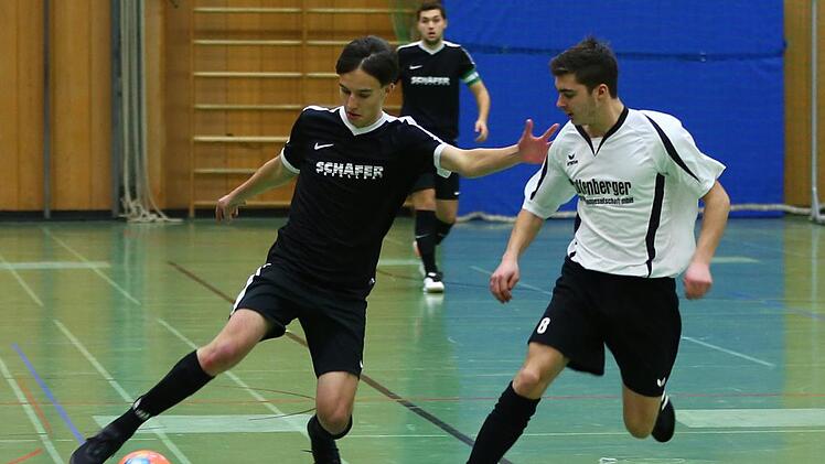 Der DJK-SV Neufang (weiße Trikots) und die SG Neukenroth trafen beim Hallensparkassencup der A-Junioren in Kronach aufeinander. Am Samstag spielen sie zusammen in einer Gruppe. Foto: Lisa Hümmer