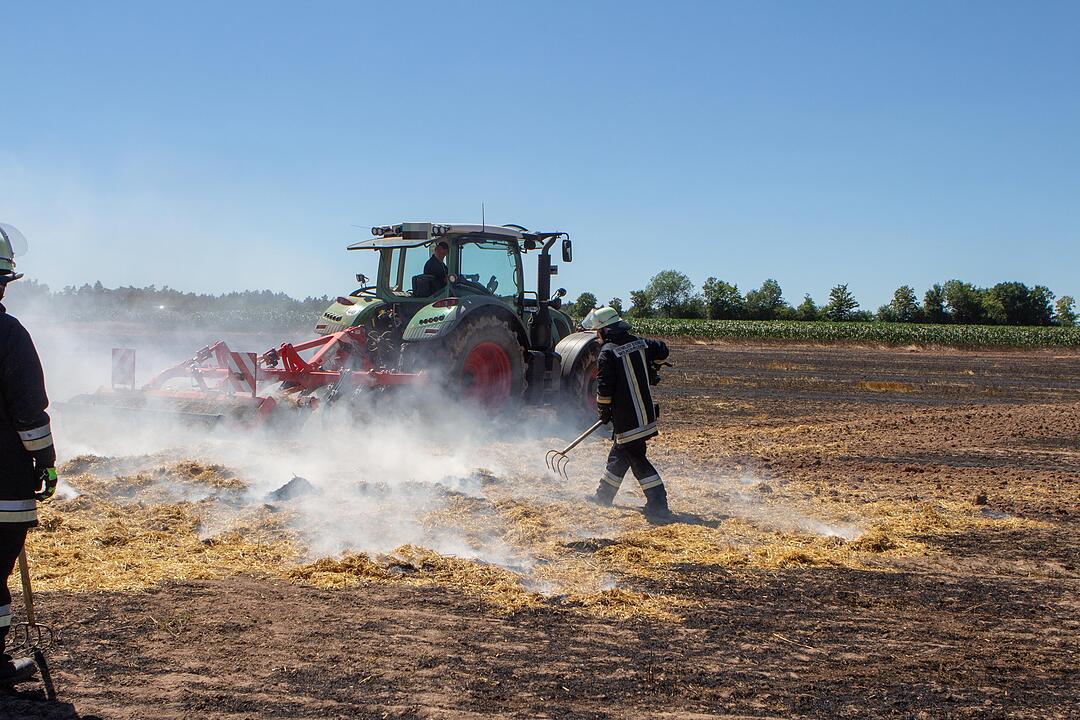 Kreis Neustadt/Aisch: Heiß gelaufenes Arbeitsgerät steckt einen Hektar Feld in Flammen – 100.000 Euro Schaden