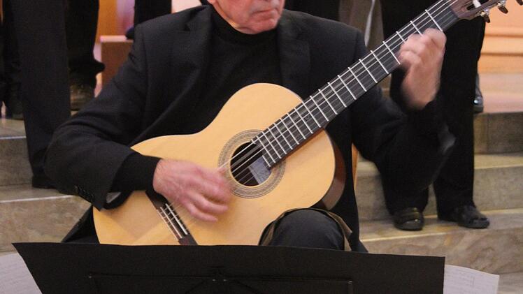 Das Friedensgebet ist ein einzigartiges Stück, das Gitarrist Dietmar Ungerank nach dem Terroranschlag auf das World Trade Center komponiert hatte. Foto: Sonny Adam