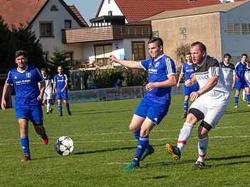 Ein heißer Tanz erwartet die Zuschauer beim Rodach-Main-Turnier, wenn die Teams aus der Gemeinde Michelau, so wie hier der FC Schwürbitz und der FC Michelau (blaue Trikots) aufeinandertreffen.  Foto: Gagel