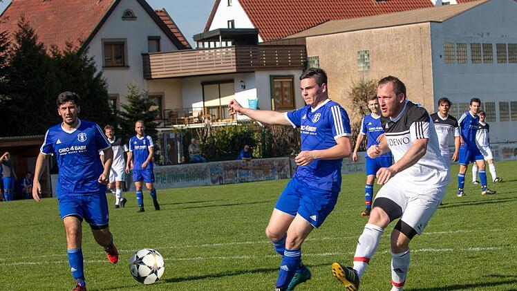 Ein heißer Tanz erwartet die Zuschauer beim Rodach-Main-Turnier, wenn die Teams aus der Gemeinde Michelau, so wie hier der FC Schwürbitz und der FC Michelau (blaue Trikots) aufeinandertreffen.  Foto: Gagel