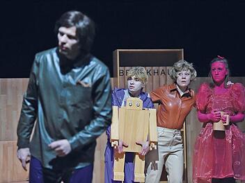 Paul Maximilian Pira, Daniel Dietrich, Ewa Rataj und Clara Kroneck (v .l.) in "Das Deutschland"  Foto: Martin Kaufhold