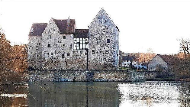 Das Burg-Wasserschloss Brennhausen ist ein Ziel der Wanderung.