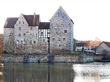 Das Burg-Wasserschloss Brennhausen ist ein Ziel der Wanderung.