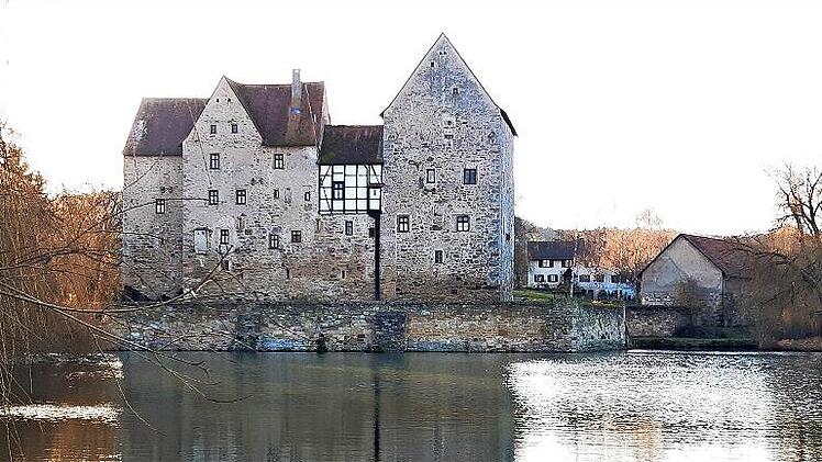 Das Burg-Wasserschloss Brennhausen ist ein Ziel der Wanderung.
