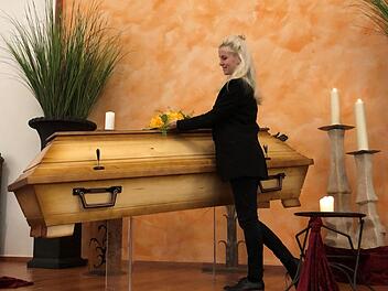 Immer mehr junge Frauen wie Madeleine Keller entscheiden sich für eine Ausbildung zur Bestattungsfachkraft.