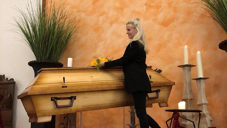 Immer mehr junge Frauen wie Madeleine Keller entscheiden sich für eine Ausbildung zur Bestattungsfachkraft.